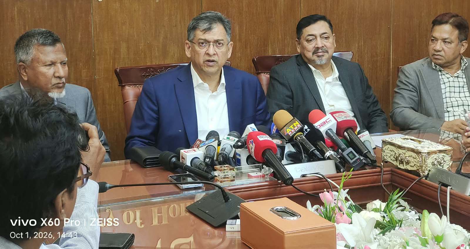সংবাদ সম্মেলনে বক্তব্য রাখেন স্বরাষ্ট্রমন্ত্রী সালাহউদ্দিন আহমদ